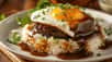 Le loco moco est un plat emblématique et incontournable de la gastronomie hawaïenne apparu dans les années 1940/50. C’est un plat fusion unique, mélange des influences de la cuisine américaine, japonaise et polynésienne. Le loco moco est un petit déjeuner réconfortant et roboratif idéal avant une bonne session de surf. Il existe de nombreuses variantes à base de viande de porc, de saucisse, de poulet teriyaki ou de produits de la mer (mahi-mahi, crevettes, huitres, thon…).
